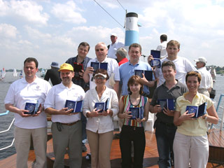 Вручение памятных призов спонсорам Банковского кубка-2004